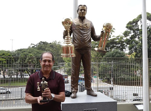 Muricy ao lado da estátua do Mestre Telê